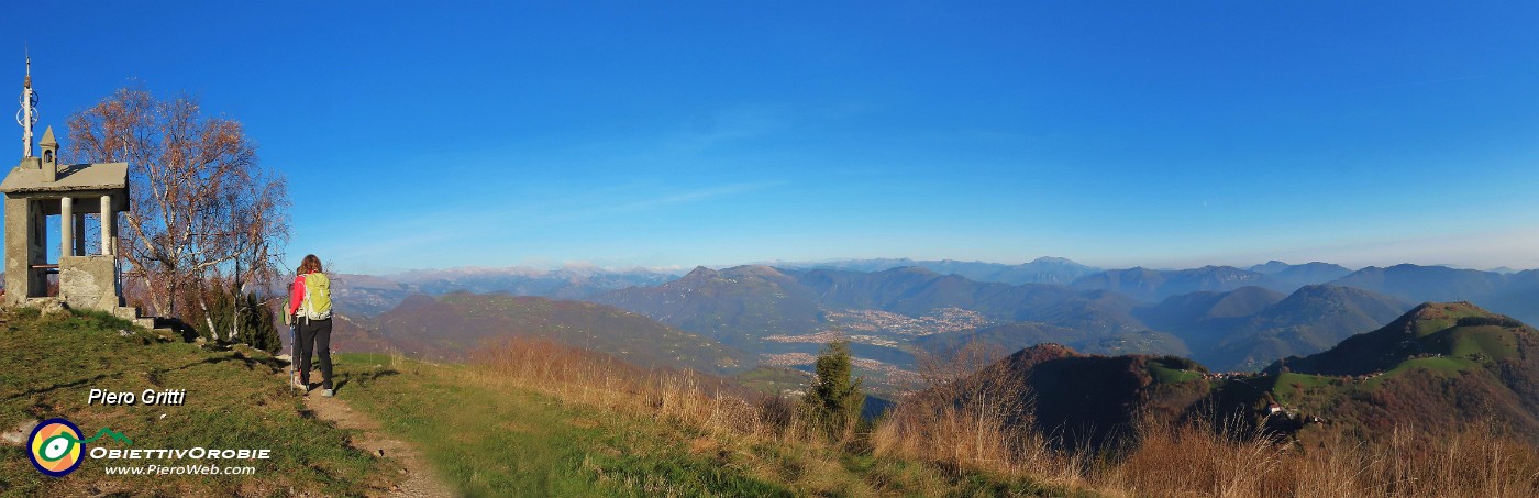 42 Alla Madonna della neve in vetta al Monte Poieto (1360 m) bella vista sulla Val Seriana.jpg